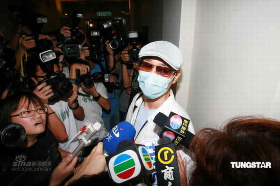 组图：郑少秋前往医院探望沈殿霞被媒体围堵
