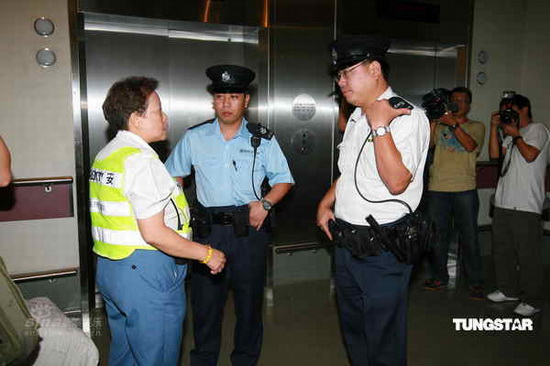 组图：郑少秋前往医院探望沈殿霞被媒体围堵