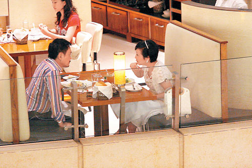 狄波拉和丈夫外出就餐 吃大龙虾当下午茶(组图