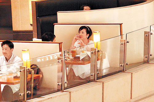 狄波拉和丈夫外出就餐 吃大龙虾当下午茶(组图