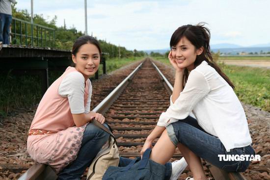 组图：Twins远赴北海道首次拍嘴对嘴亲密广告