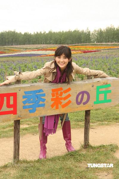 组图：Twins远赴北海道首次拍嘴对嘴亲密广告