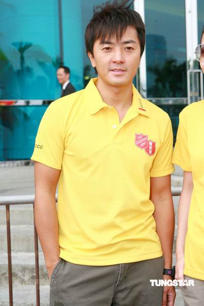 组图：郑伊健周丽淇出席港澳定向追踪日开步礼