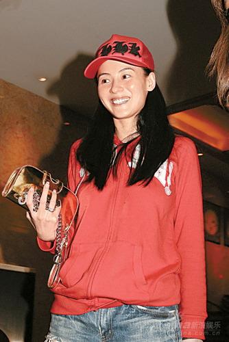 谢霆锋陪奶奶外出用餐 张柏芝骄傲秀钻戒【图】