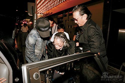 谢霆锋陪奶奶外出用餐 张柏芝骄傲秀钻戒【图】