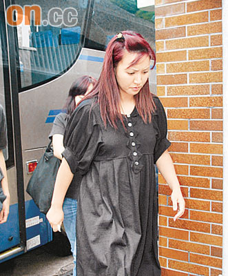 车婉婉跪地哭送亡母 胡枫郑秀文等祭拜【图】