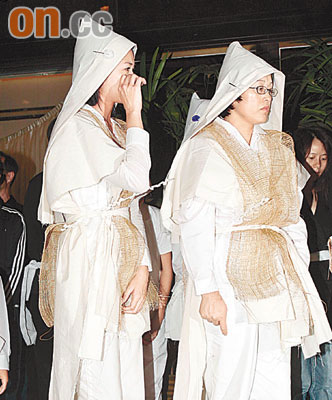车婉婉跪地哭送亡母 胡枫郑秀文等祭拜【图】