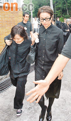 车婉婉跪地哭送亡母 胡枫郑秀文等祭拜【图】