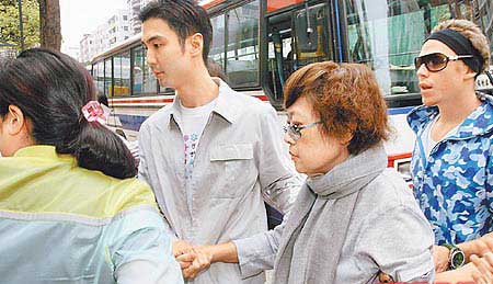 沈殿霞出院直奔发廊亲友团防媒体筑人墙(组图)