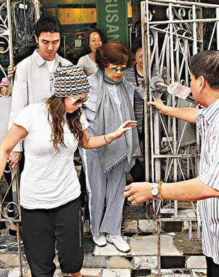 沈殿霞出院直奔发廊亲友团防媒体筑人墙(组图)