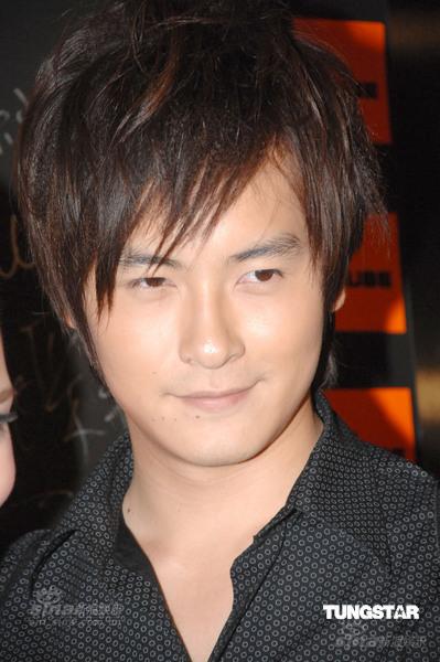 郑元畅郭品超等出席qlubqube开幕会(组图)