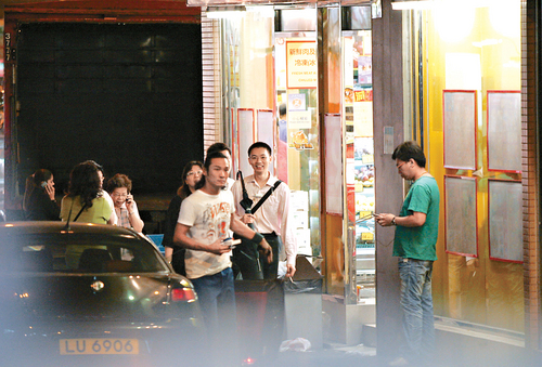 杜德伟回港休息现身街头冒抄牌危险泊车(组图)