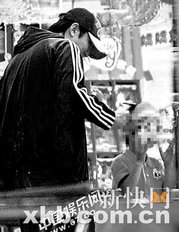 伊能静庾澄庆冷战结束 一家三口甜蜜逛街【图】