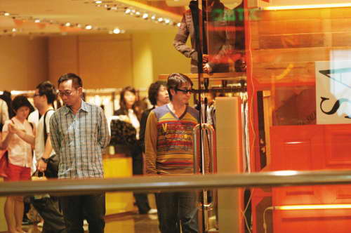 刘松仁逛名店黑脸发脾气年过半百闯红灯(组图)