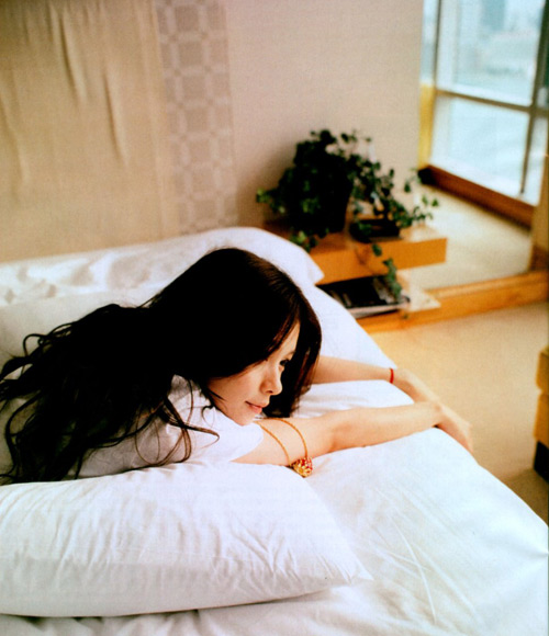 徐若瑄居家写真慵懒随意 薄纱裹身秀曲线【图】