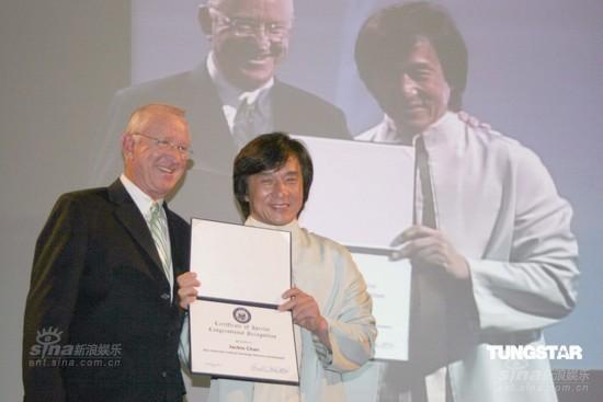 成龙赴洛杉矶接受政府颁发荣誉大使奖状【图】