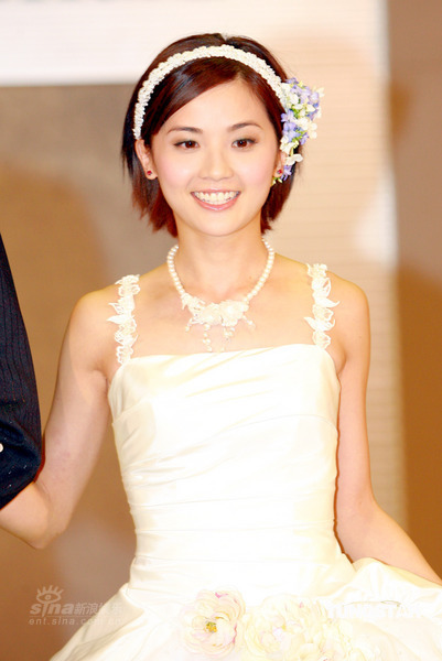 twins亮相法国婚纱秀 化身新娘清纯娇美【图】