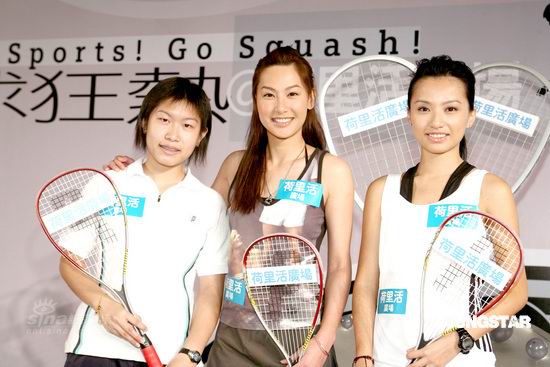 徐子珊李卓庭与亚青壁球赛冠军切磋球技(组图