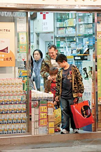 黄秋生一家享用晚餐 绯闻王秀幸福家庭乐【图】