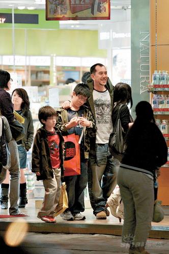 黄秋生一家享用晚餐 绯闻王秀幸福家庭乐【图】