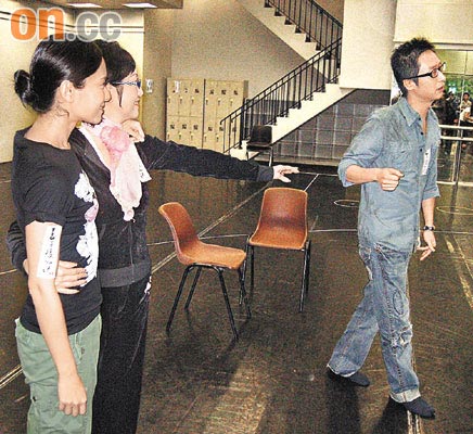 马浚伟拒绝再爱郭羡妮台前尴尬搂肩合影(组图)