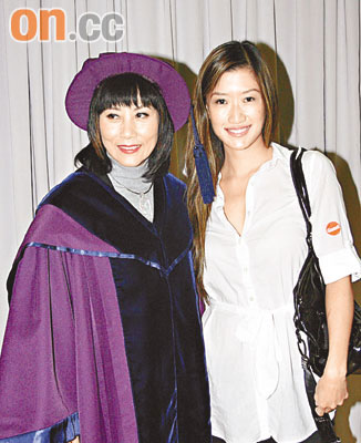 汪明荃做博士激动落泪 戴定情吊坠秀温情【图】