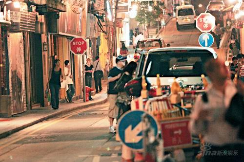 谷德昭细心地扶住女伴纤腰上身,才双双驱车离去