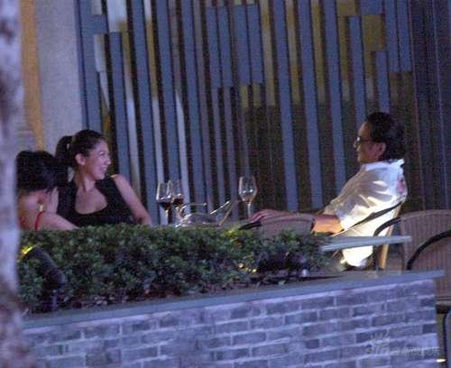 女友笑容满面