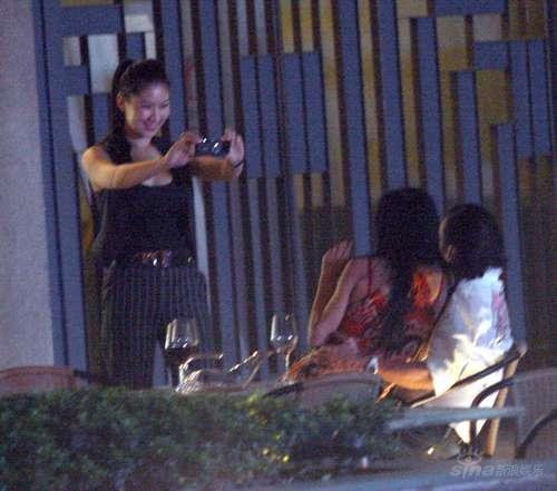 谢贤搂长发女美女亲密拍照
