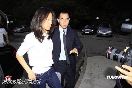 何猷龙及妻子现身