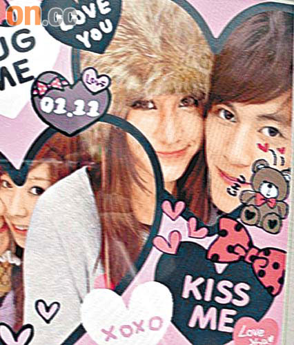 何超莲与Jeremy面贴面自拍,并以“Love You”及“Kiss Me”等肉麻字眼衬托