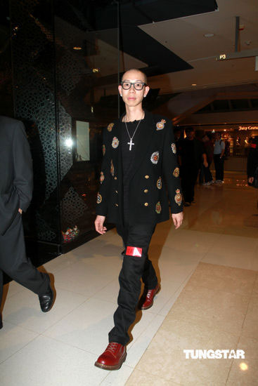 阿ZING举行慈善摄影展