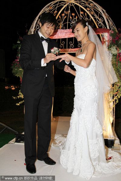 张钰凰与萧伟杰互戴婚戒