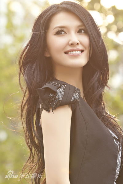 回眸一笑 性感迷人 美丽大方 新浪娱乐讯 台湾实力派美女明星徐洁儿