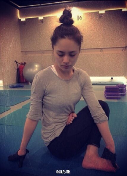 阿娇微博晒做高难度拉筋动作