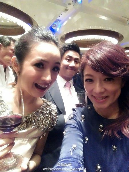 林依晨与未婚夫林于超幸福拥吻