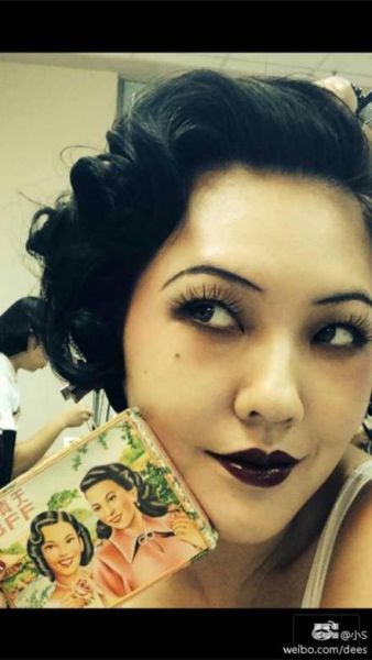 小S复古妆搞怪扮斗鸡眼 手臂粗壮遭吐槽