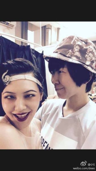 小S复古妆搞怪扮斗鸡眼 手臂粗壮遭吐槽