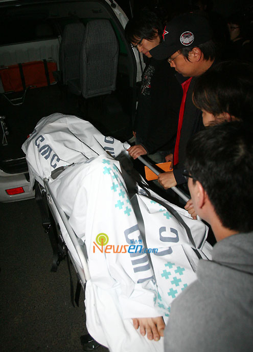 super junior受伤成员被抬上急救车