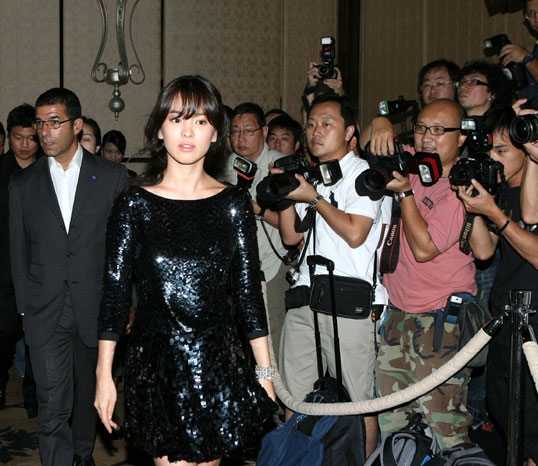 宋慧乔香港行大有收获 大展亚洲明星风范(附图