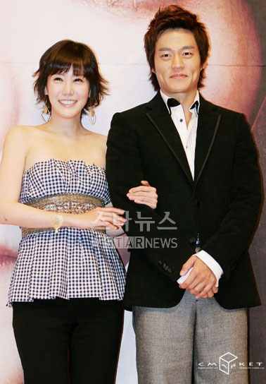 李瑞镇澄清结婚传言11月与金正恩结婚属造谣