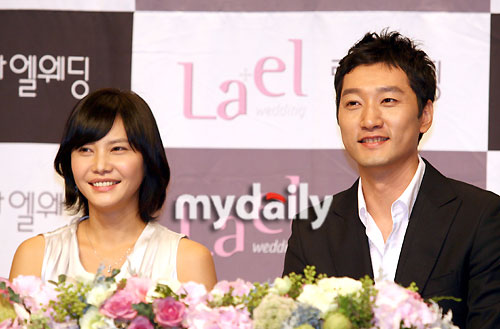 韩星秋尚美婚前记者会准新郎曝与明星约会绝招