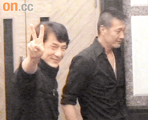 李俊基喜见偶像成龙顽皮扮鬼脸船上哄影迷(图)
