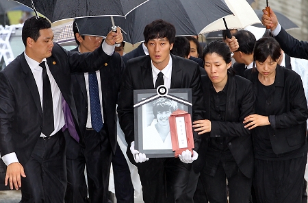 朴龙河出殡日本前首相送花圈
