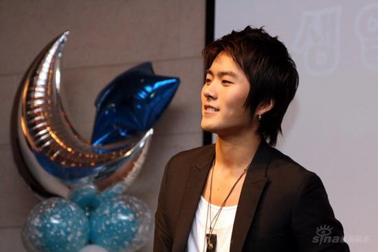 组图:韩星Eru25岁庆生 演艺好友到场老爸同贺