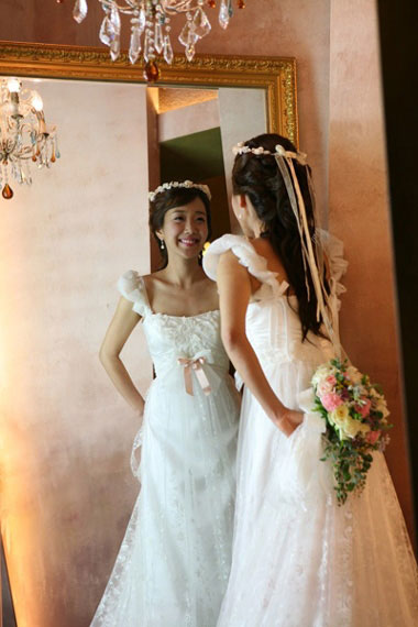 组图徐敏静公开婚纱照新郎抱得娇妻幸福满面