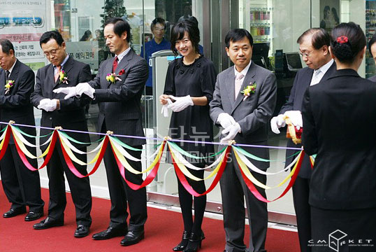 组图：裴斗娜出席相机卖场开业礼黑衣裙显精神