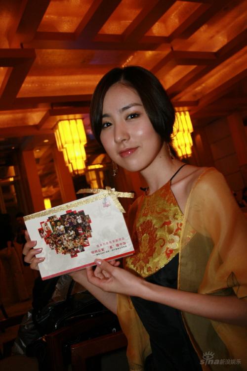 组图:简美妍出席慈善晚宴肚兜裙装显优雅娇媚