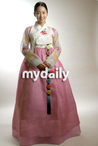 组图：全慧彬粉嫩韩服送祝福佳人浅笑淡雅安静