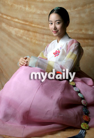 组图：全慧彬粉嫩韩服送祝福佳人浅笑淡雅安静